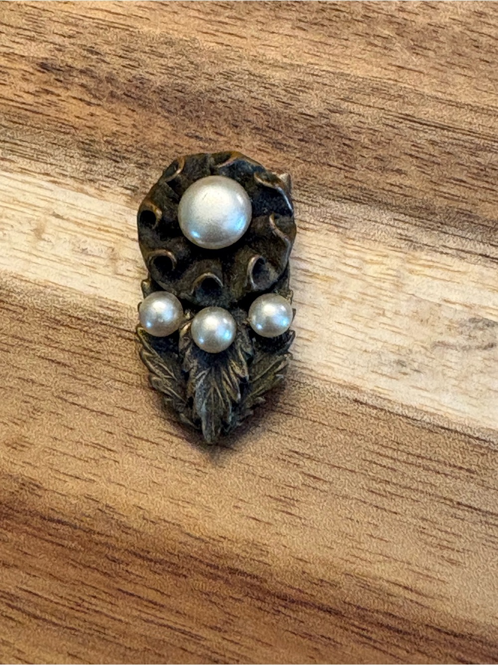 Antique-Style Decorative Pearl Brooch - Brass Tone